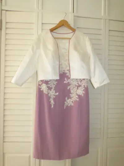 Vestido de fiesta lila suave con chaqueta blanca - miniatura 1