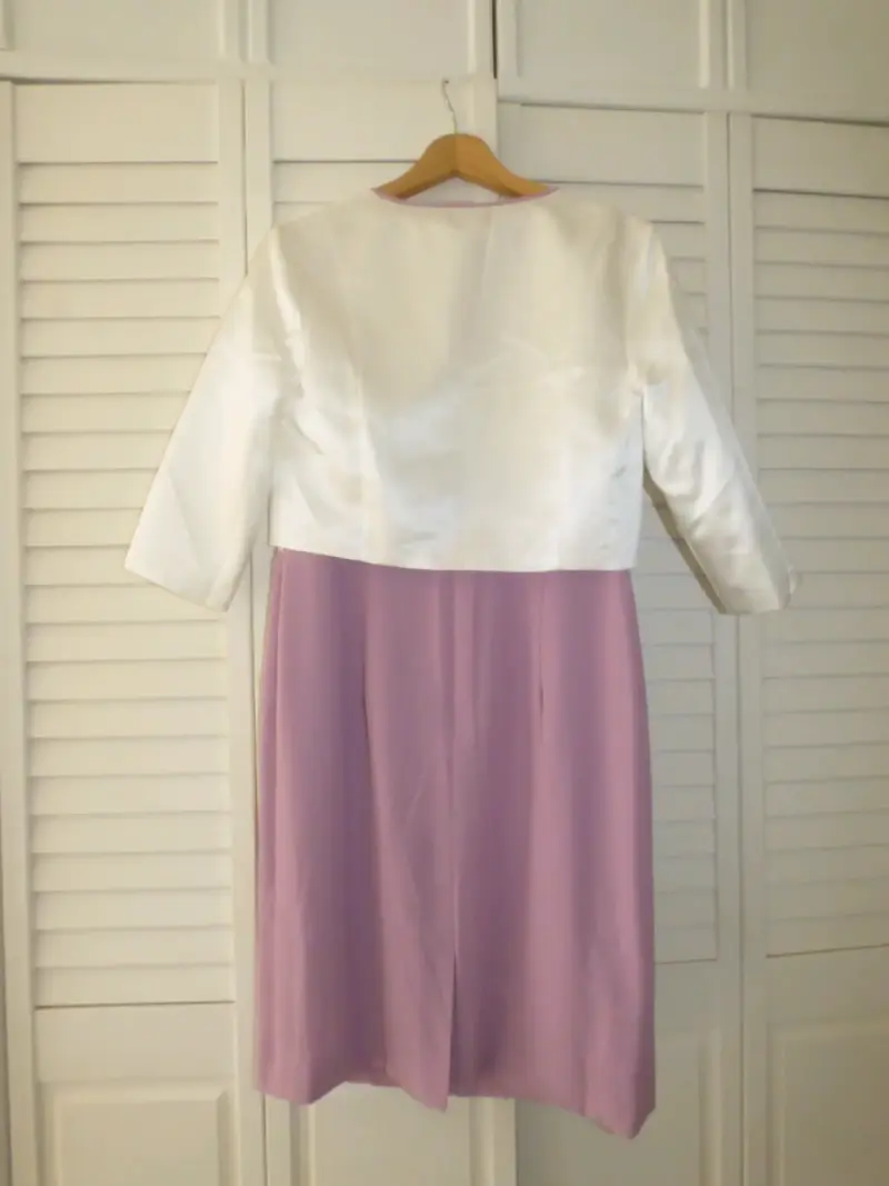 Vestido de fiesta lila suave con chaqueta blanca - 2