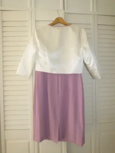 Vestido de fiesta lila suave con chaqueta blanca - miniatura 2