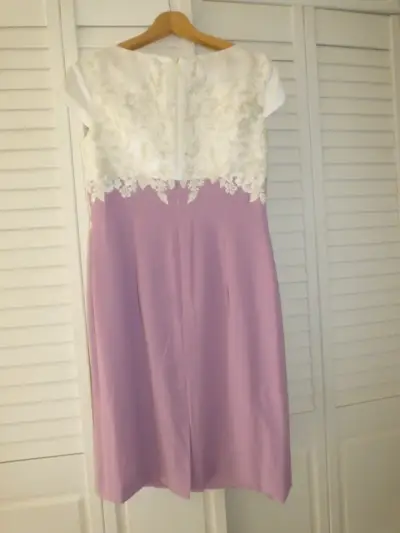 Vestido de fiesta lila suave con chaqueta blanca - miniatura 3