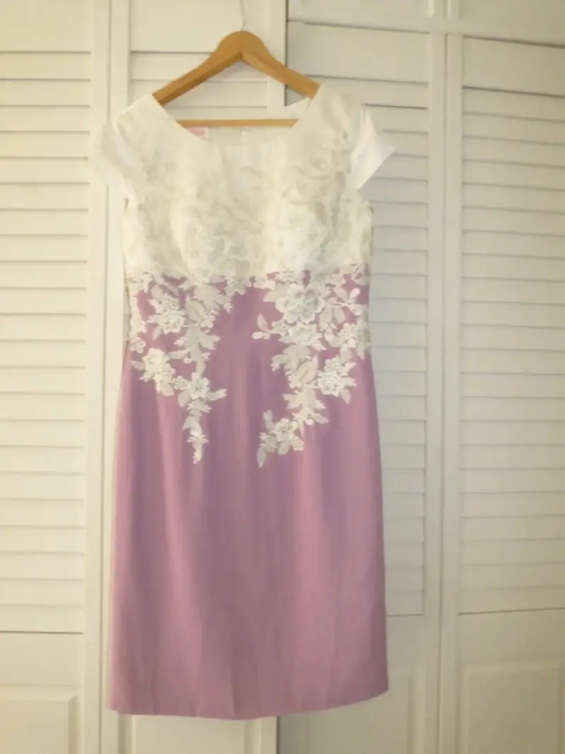 Vestido de fiesta lila suave con chaqueta blanca - 4