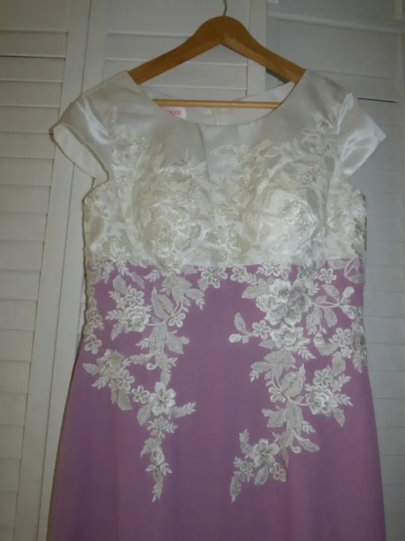 Vestido de fiesta lila suave con chaqueta blanca - 5