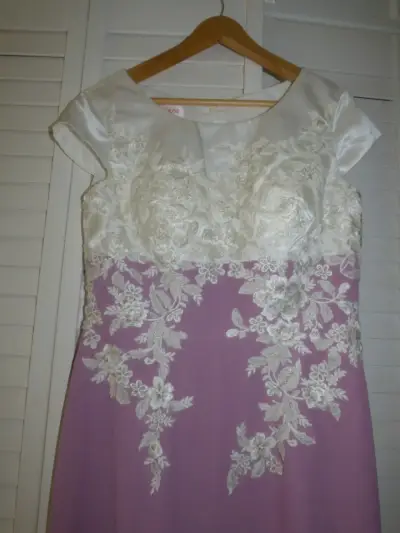 Vestido de fiesta lila suave con chaqueta blanca - miniatura 5