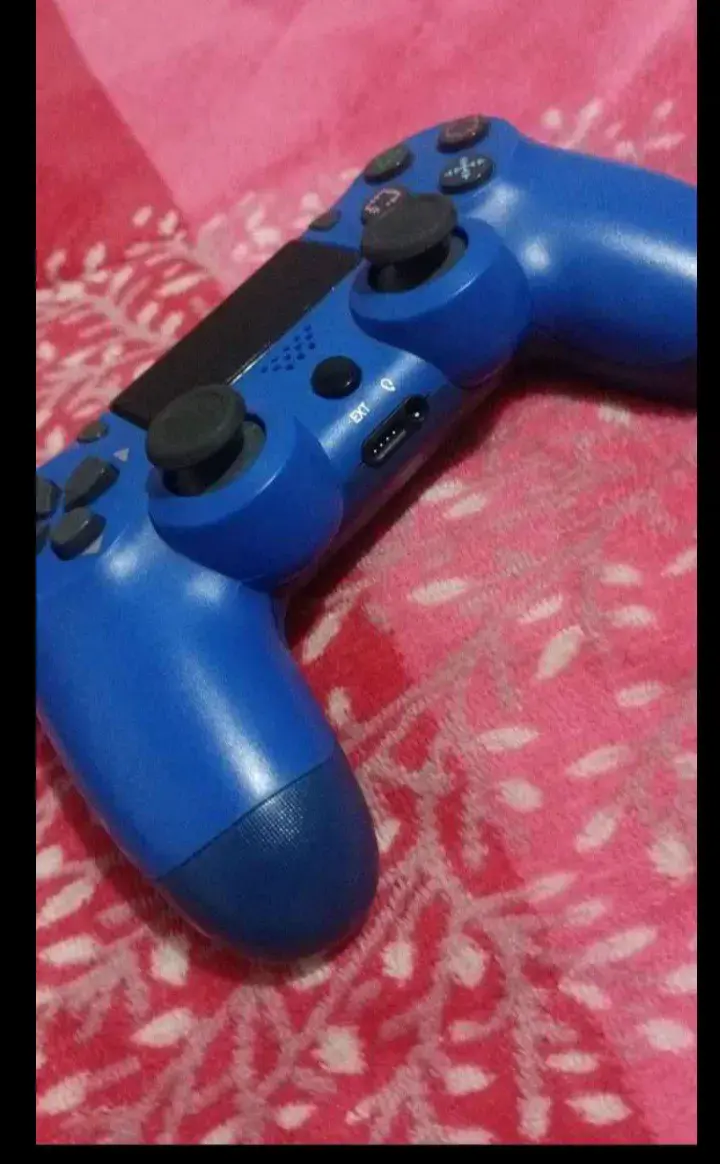 Control inalámbrico azul para PS4 en buen estado - 1