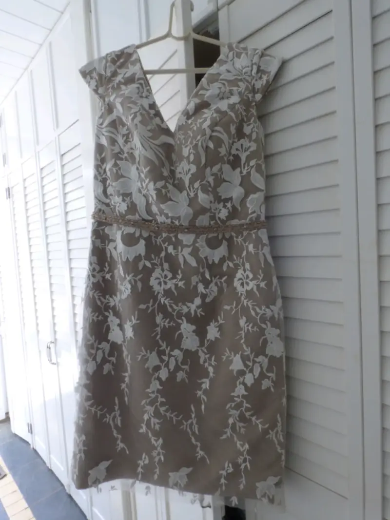 Vestido de encaje floral beige elegante - 1