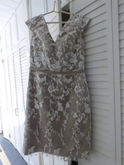 Vestido de encaje floral beige elegante - miniatura 1