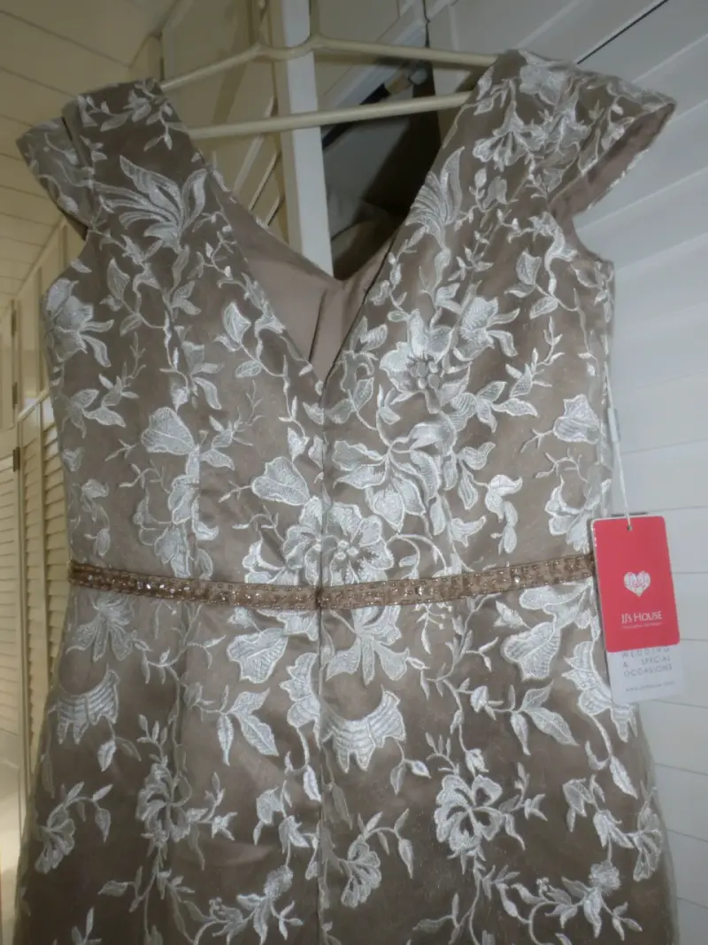 Vestido de encaje floral beige elegante - 2