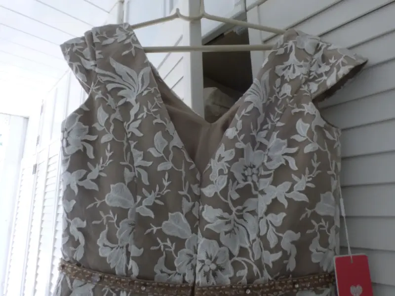 Vestido de encaje floral beige elegante - 3
