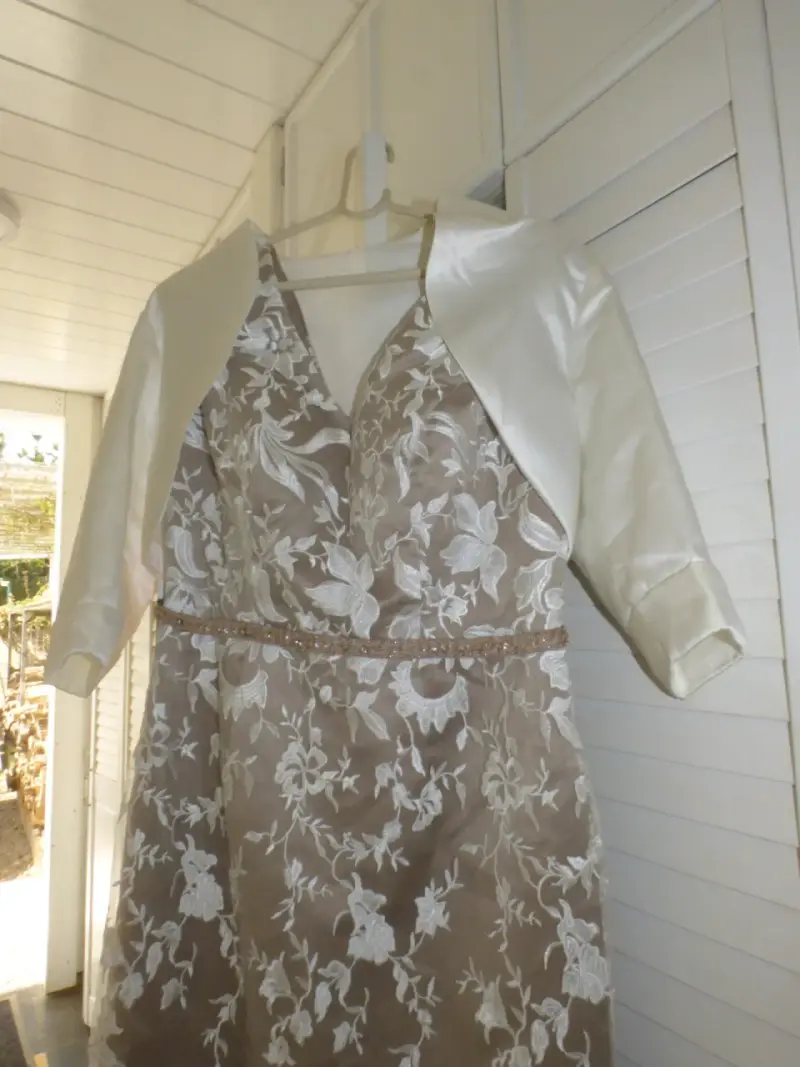 Vestido de encaje floral beige elegante - 4