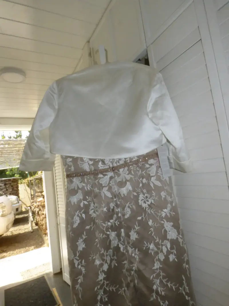 Vestido de encaje floral beige elegante - 5