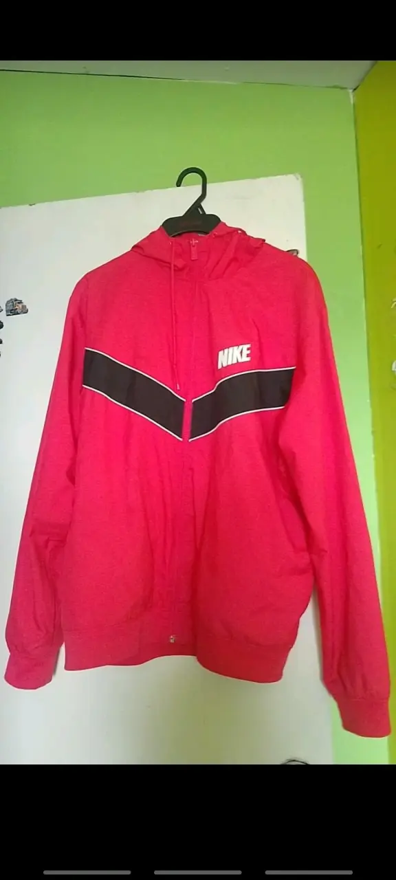 Chaqueta deportiva roja Nike con capucha