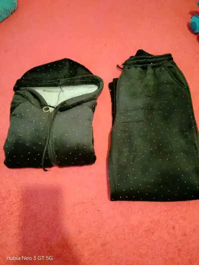 Conjunto deportivo negro con capucha para mujer - miniatura 1