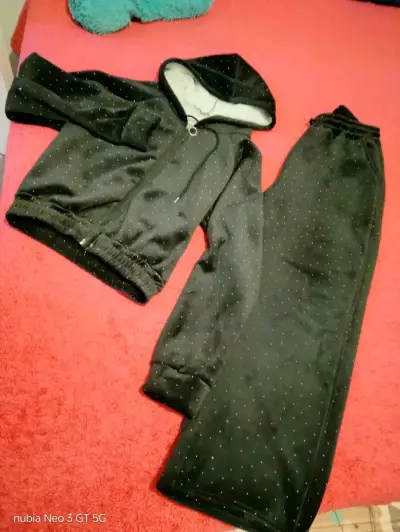 Conjunto deportivo negro con capucha para mujer - miniatura 2