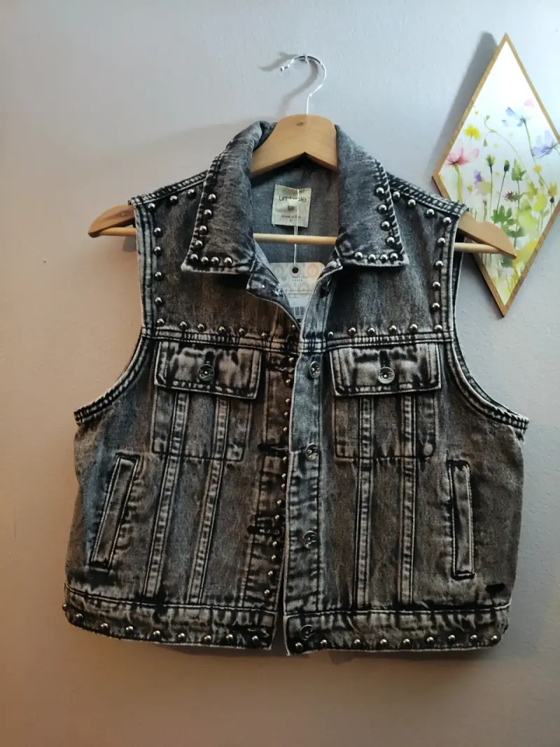 Chaleco de mezclilla con tachas Uniqlo