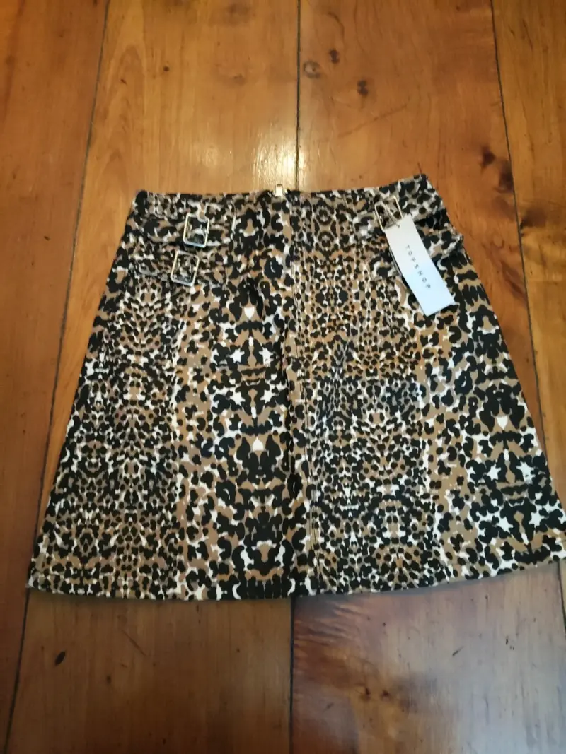 Falda corta animal print con hebillas