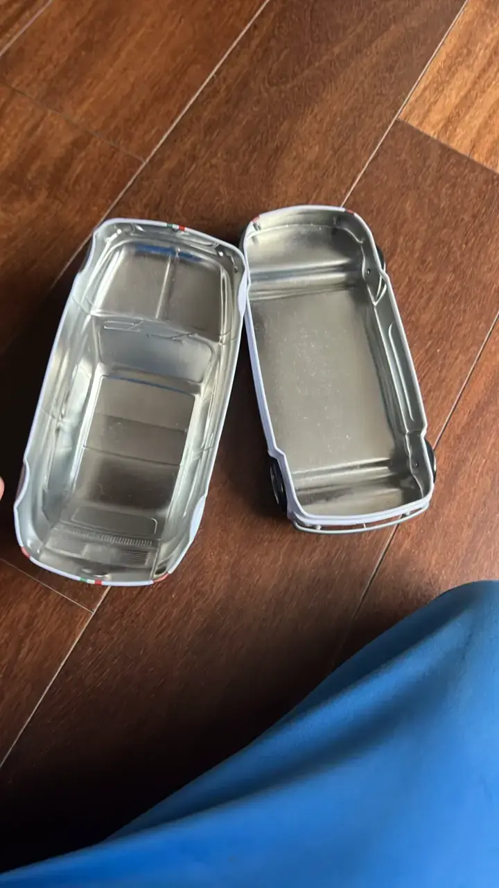 Caja metálica en forma de auto clásico - 1