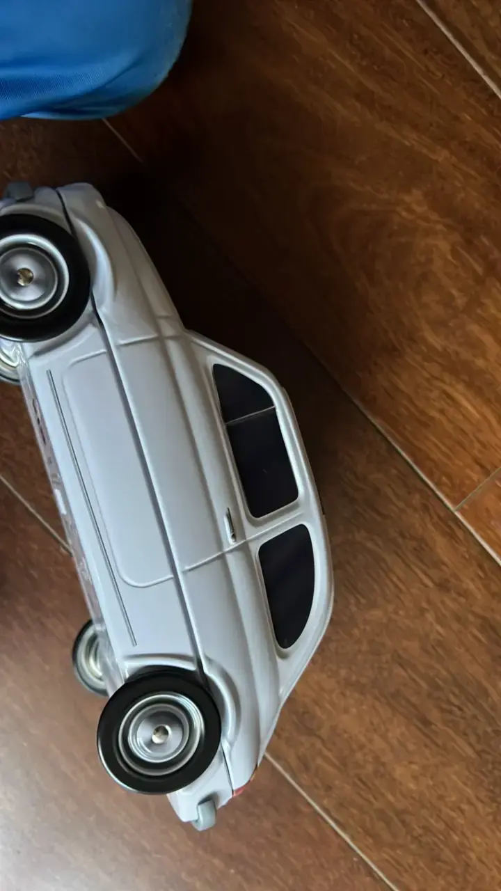 Caja metálica en forma de auto clásico - 3