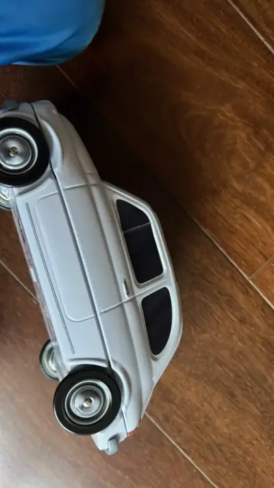 Caja metálica en forma de auto clásico - miniatura 3