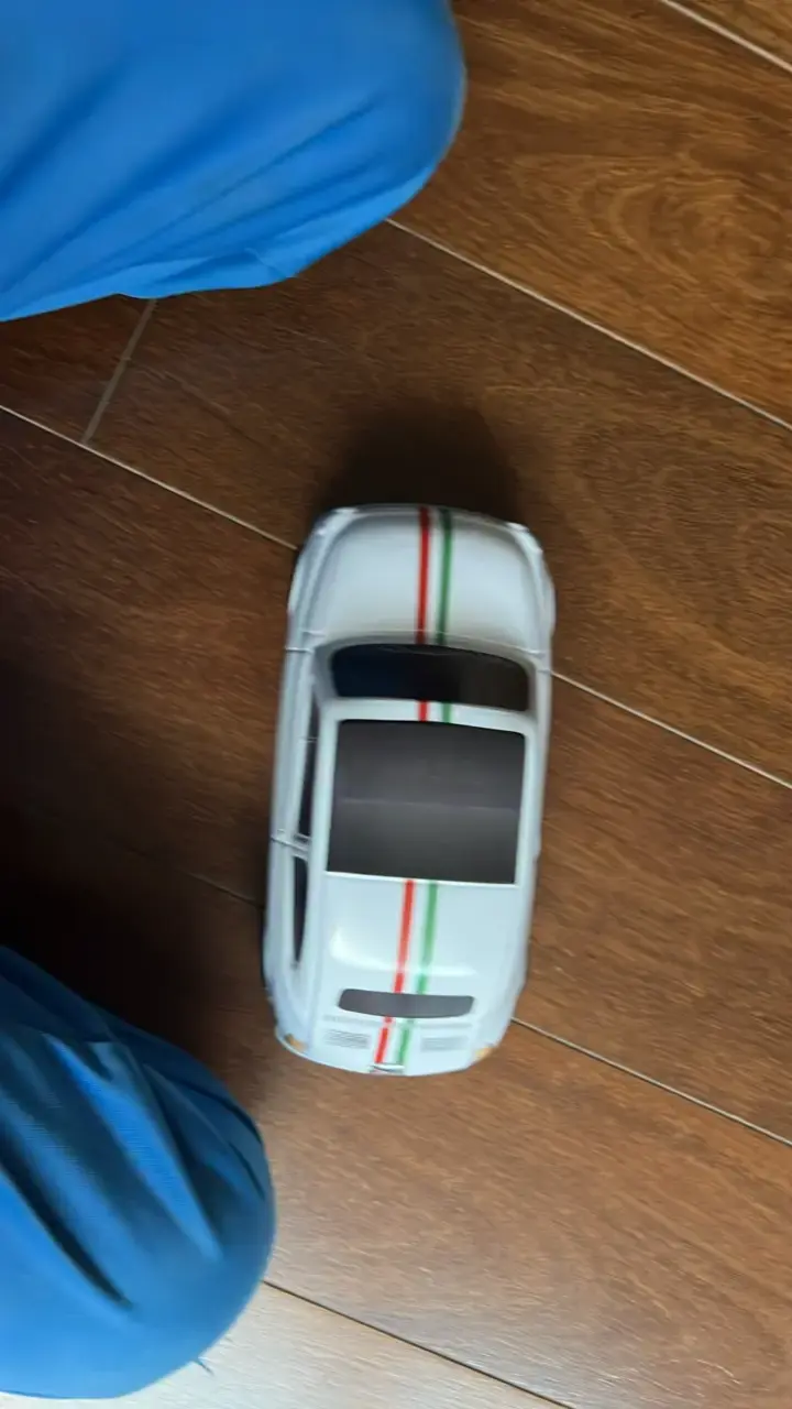 Caja metálica en forma de auto clásico - 4