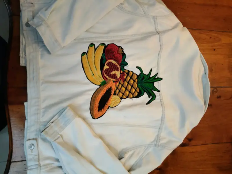 Chaqueta de mezclilla blanca con bordado de frutas - 2