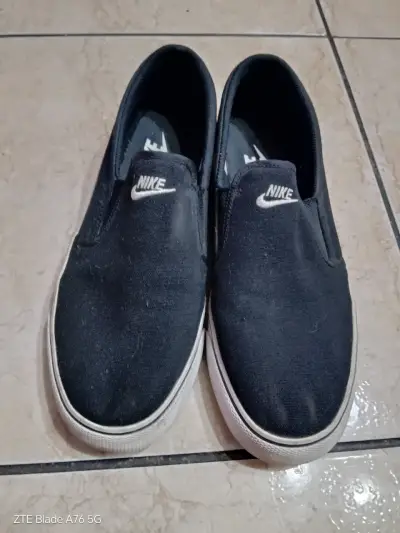 Zapatillas slip-on negras Nike en buen estado - miniatura 1