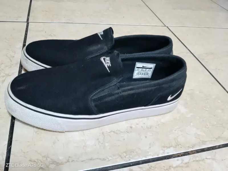 Zapatillas slip-on negras Nike en buen estado - 2