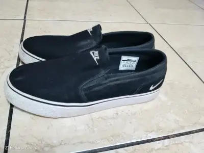 Zapatillas slip-on negras Nike en buen estado - miniatura 2