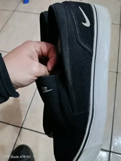 Zapatillas slip-on negras Nike en buen estado - miniatura 3