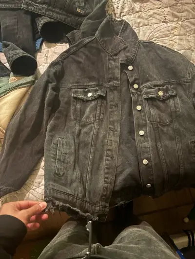 Chaqueta de mezclilla negra desgastada - miniatura 1