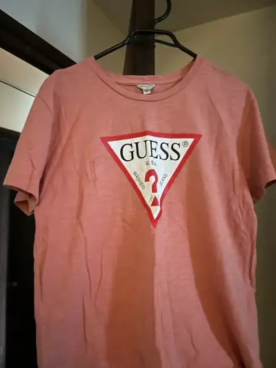 Polera Guess rosa con logo frontal - miniatura 1