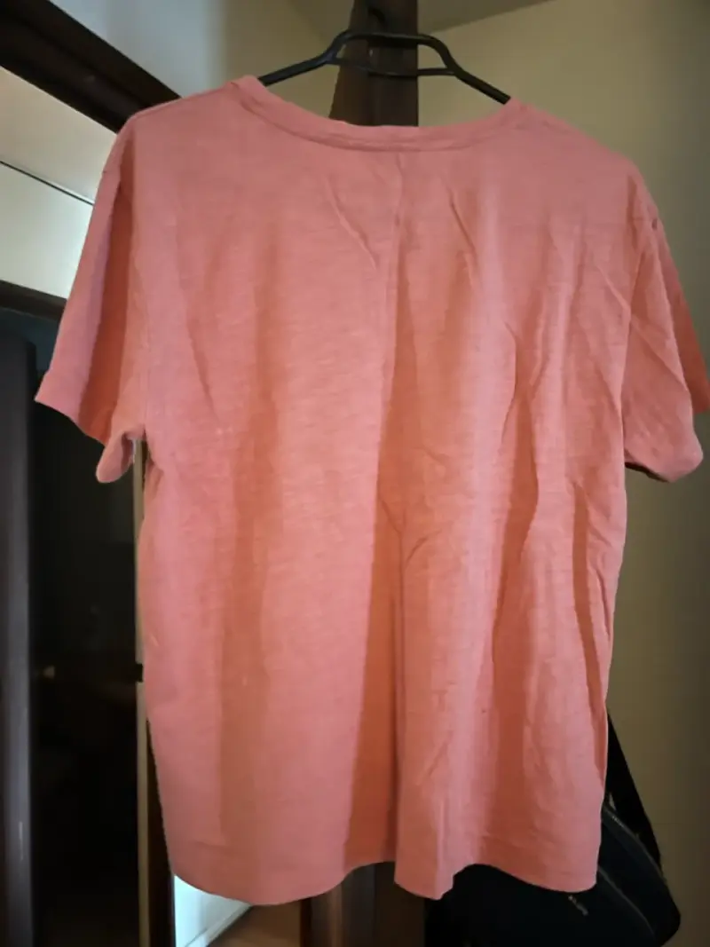 Polera Guess rosa con logo frontal - 2