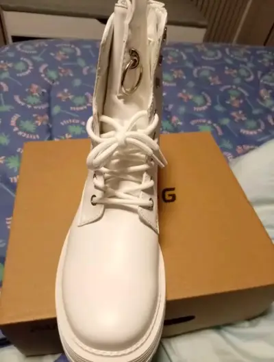 Botas blancas de cuero con cordones y cierre lateral - miniatura 1