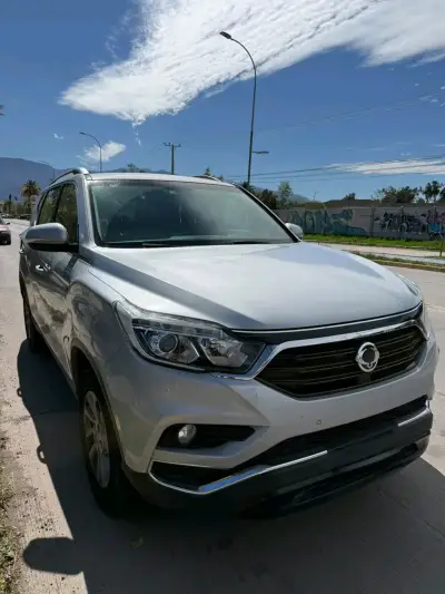 SUV SsangYong Rexton 2018 en buen estado - miniatura 1