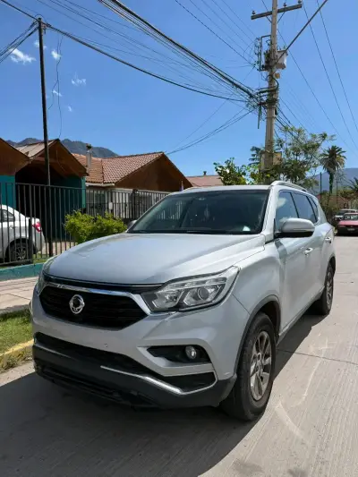 SUV SsangYong Rexton 2018 en buen estado - miniatura 2