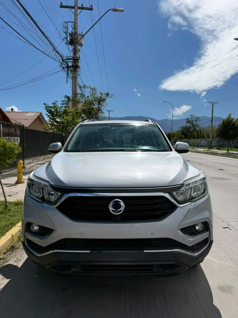 SUV SsangYong Rexton 2018 en buen estado - 4