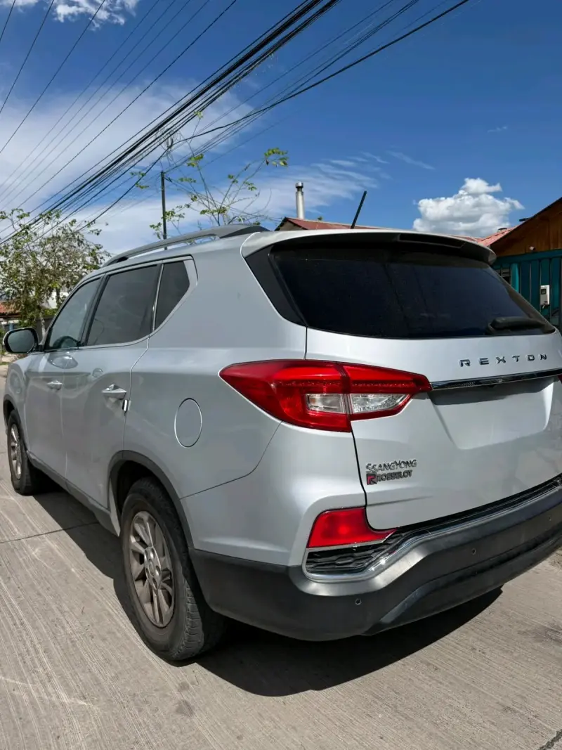 SUV SsangYong Rexton 2018 en buen estado - 5
