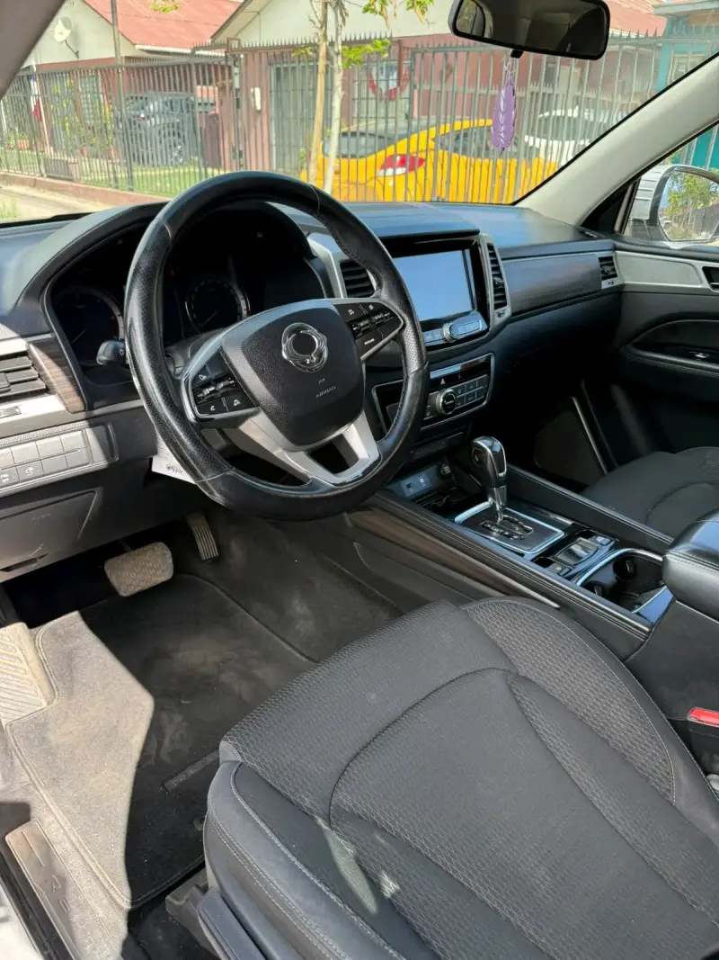 SUV SsangYong Rexton 2018 en buen estado - 6