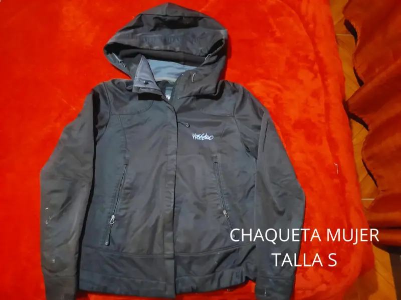 Chaqueta negra con capucha para mujer - 2