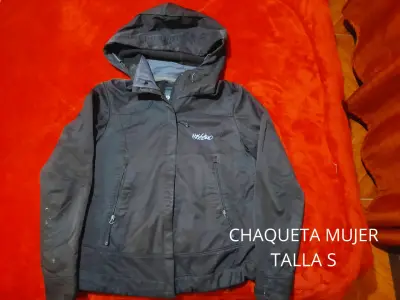 Chaqueta negra con capucha para mujer - miniatura 2