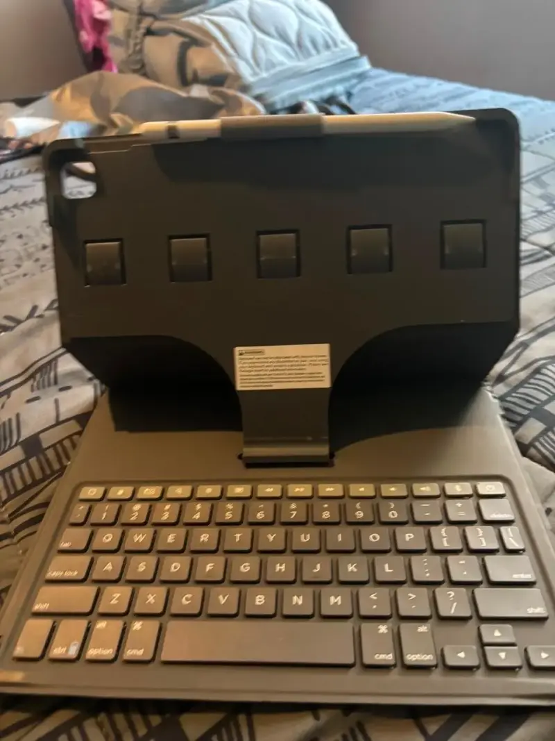 iPad con teclado y funda protectora + Apple Pencil - 3