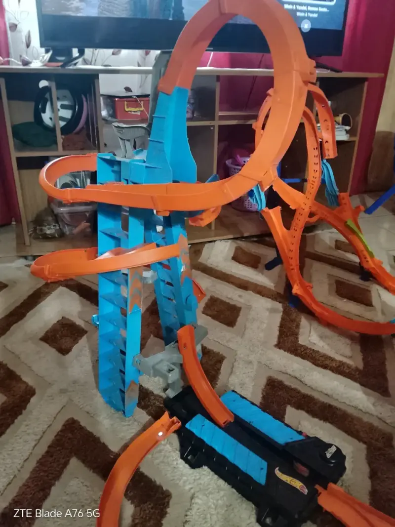 Pista de autos Hot Wheels con loopings y rampas - 1