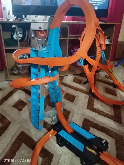 Pista de autos Hot Wheels con loopings y rampas - miniatura 1