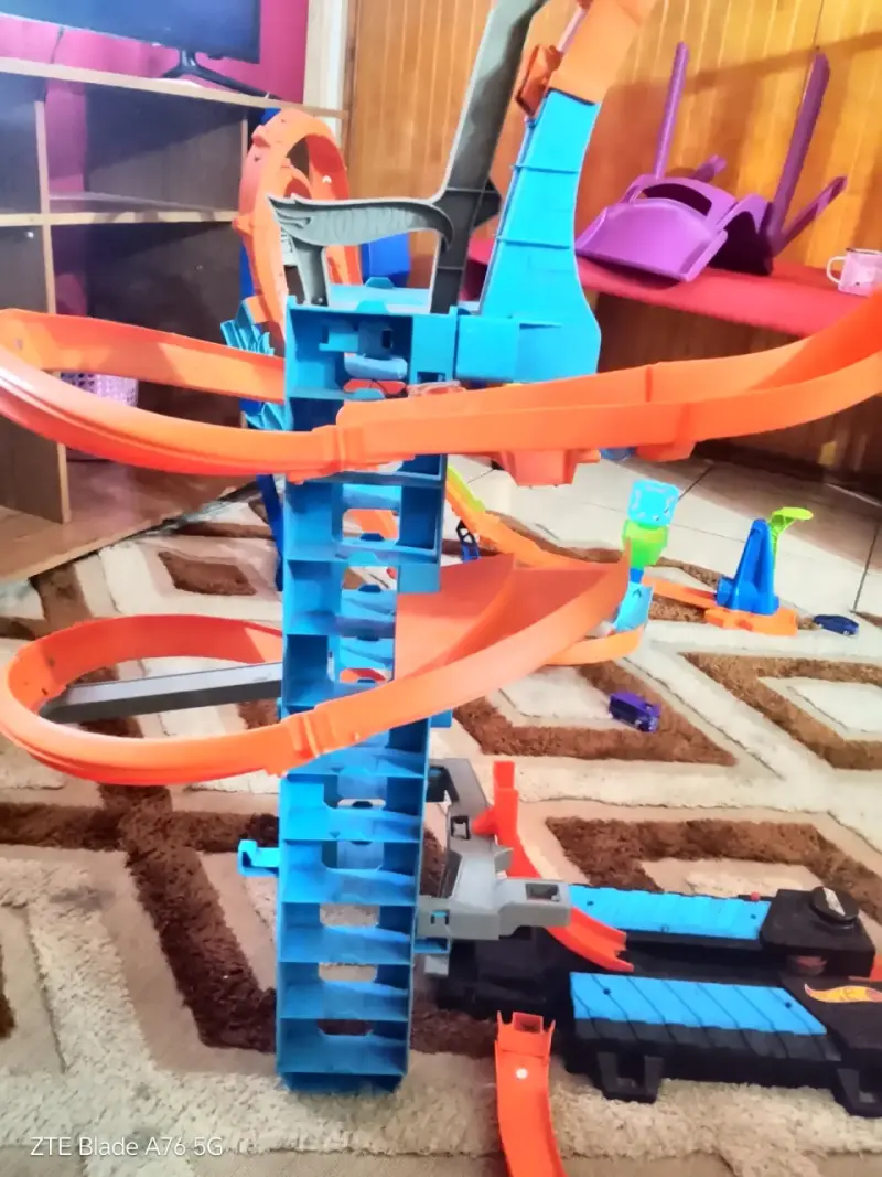 Pista de autos Hot Wheels con loopings y rampas - 2