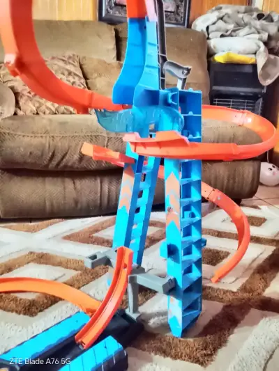 Pista de autos Hot Wheels con loopings y rampas - miniatura 3