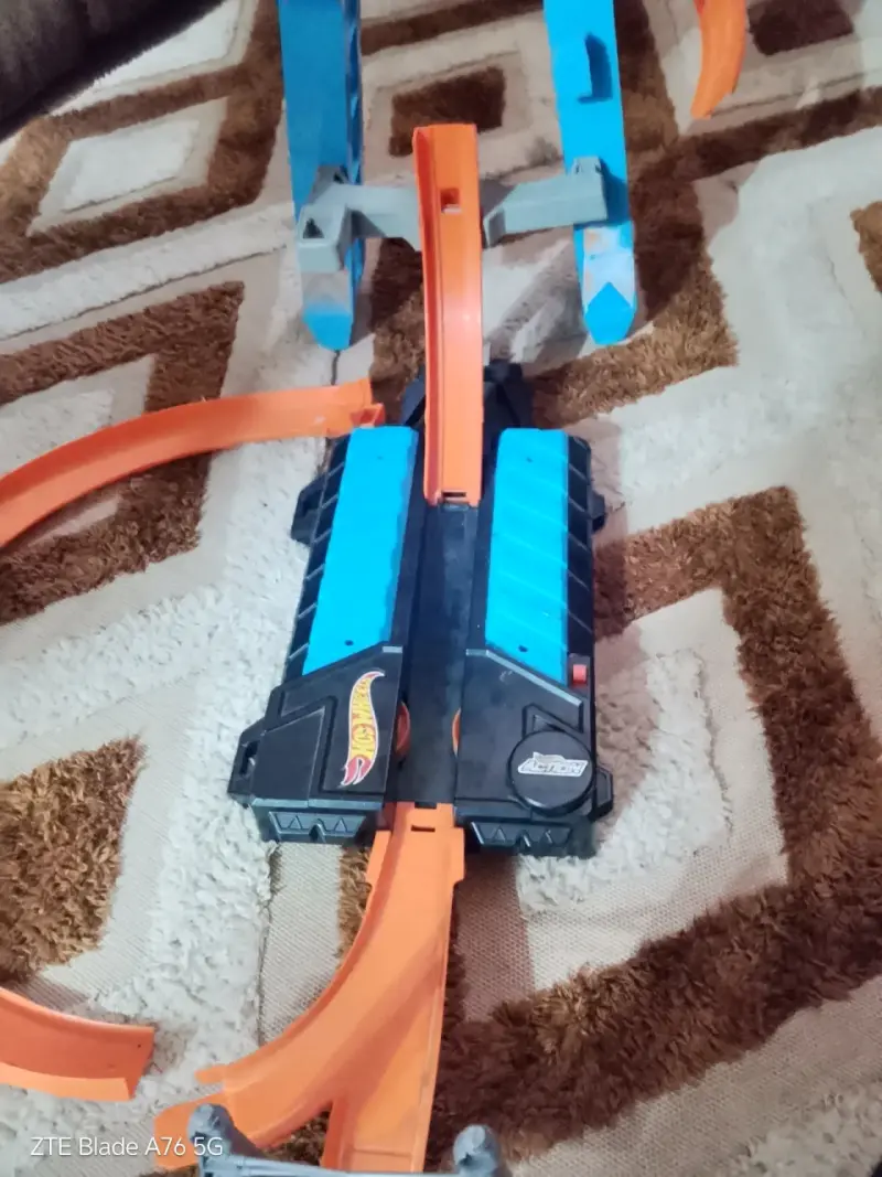 Pista de autos Hot Wheels con loopings y rampas - 4