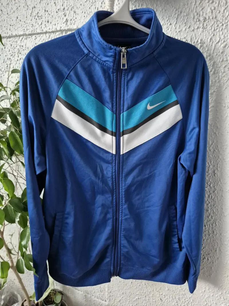 Chaqueta deportiva azul Nike con cierre