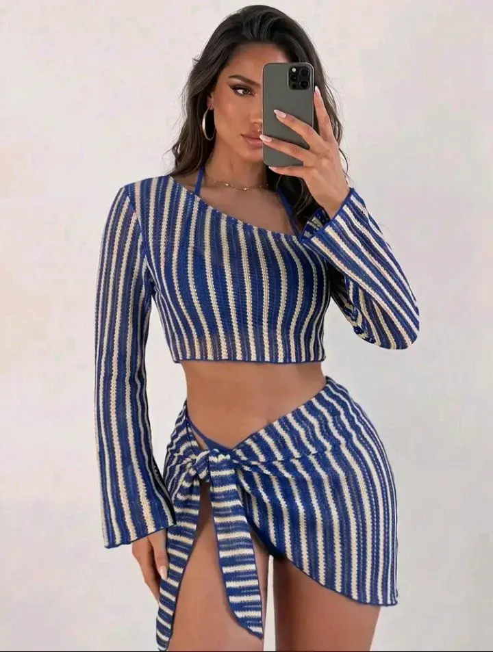 Conjunto de cuatro piezas a rayas azul y blanco