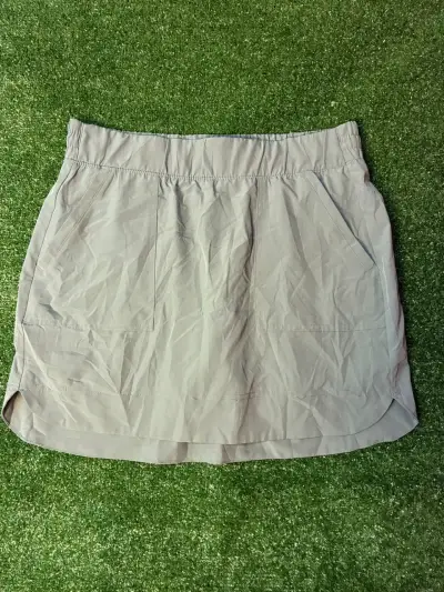 Falda corta beige para mujer - miniatura 1