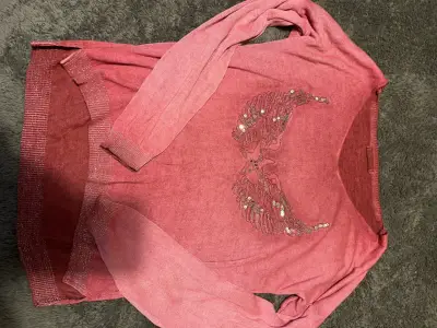 Suéter rosado con diseño de alas y lentejuelas - miniatura 1