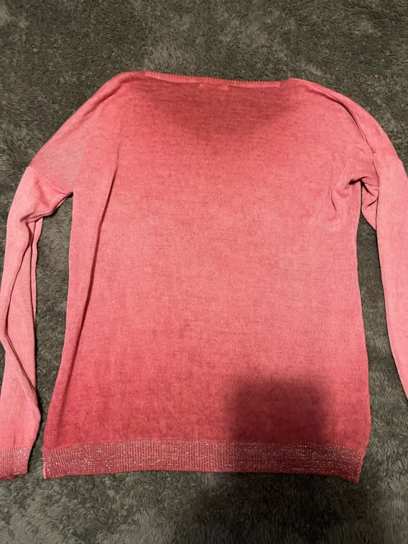 Suéter rosado con diseño de alas y lentejuelas - 2